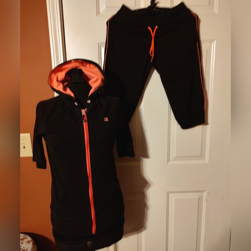 🩷🖤🩷(Reduced) Adorable 2-Piece Hot Pink & Black Capri Hoodie Active Set - XS/S